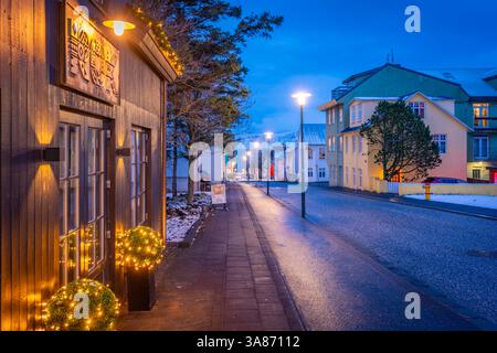 Vista del ristorante e degli edifici nel centro della città di Reykjavik, Reykjavik, Islanda Foto Stock
