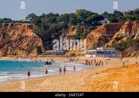 Spiagge e scogliere di arenaria rossa, Praia da Falesia, distretto di Albufeira, Algarve, Portogallo Foto Stock