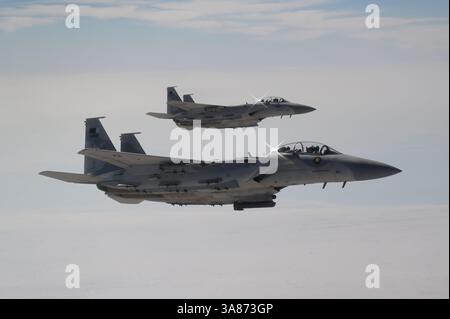 Due F-15QA Ababil della Qatar Emiri Air Force volano in formazione con un KC-46 Pegasus della U.S. Air Force durante l'esercitazione Eagle Resolve 25 sul Qatar, 21 gennaio 202 Foto Stock