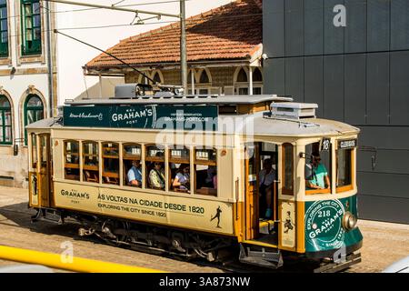 Tram trasporto pubblico, Porto, Norte, Portogallo, Europa Foto Stock