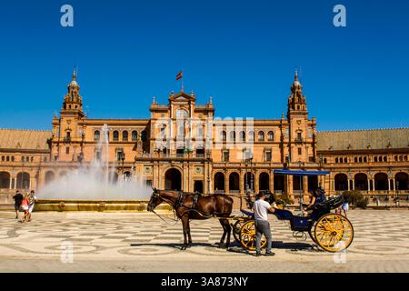 Fontana di Vicente Traver e taxi in carrozza trainata da cavalli, Plaza de Espana (Piazza spagnola), Siviglia, Andalusia, Spagna, Europa Foto Stock