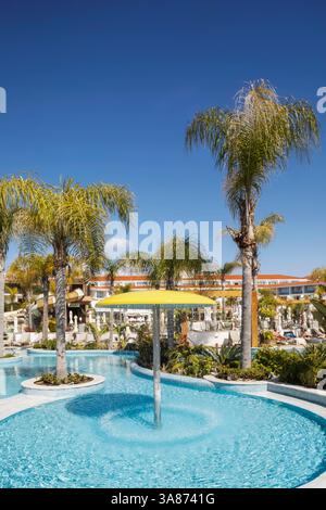 Cipro, Paphos, piscina dell'Olympic Lagoon Hotel Foto Stock