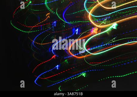 Sfondo astratto con pattern da tracce colorate o traiettorie di luci Foto Stock