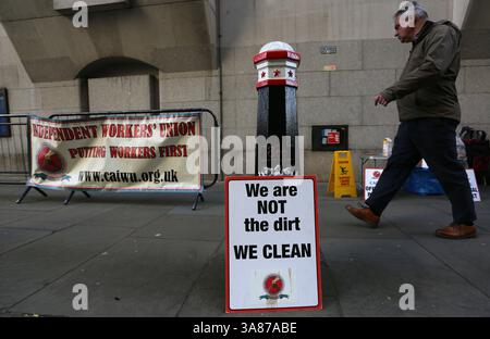 Londra, Regno Unito. 27 marzo 2025. Un membro del pubblico passa oltre la linea del picchetto fuori dall'Old Bailey. Lavoratori, membri della Cleaners and Allied Workers Union (CAIWU) picchetto fuori dalla Central London Criminal Court (Old Bailey) in Newgate Street, Londra. Essi si oppongono alla privatizzazione dei loro posti di lavoro. La City of London Corporation sta progettando di trasferirli a nuovi contratti in outsourcing. I lavoratori temono per il loro futuro e sostengono che ciò comporterà retribuzioni inferiori e carichi di lavoro più pesanti. Credito: SOPA Images Limited/Alamy Live News Foto Stock