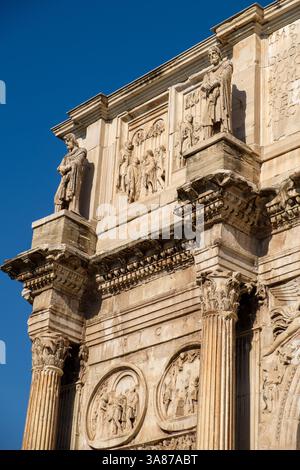 Le statue dei prigionieri dacici si trovano in cima all'attico dell'Arco di Costantino a Roma, accanto a pannelli in rilievo raffiguranti scene dei regni di earli Foto Stock