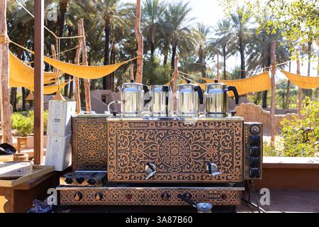 Al Ula, Arabia Saudita, 12 febbraio 2024: Caffettiere in un bar nell'oasi di al Ula in Arabia Saudita Foto Stock