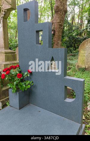 La tomba di Patrick Caulfield, un pittore e incisore inglese al cimitero di Highgate nel borgo londinese di Camden. Foto Stock