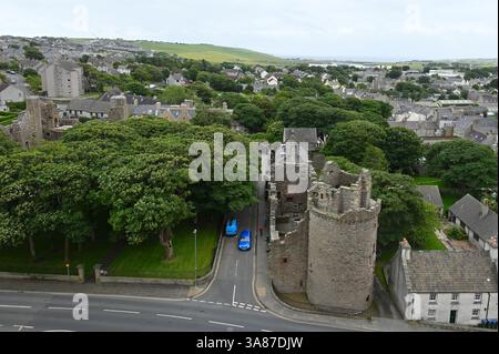 Vista del palazzo vescovile di Kirkwall dalla cattedrale di San Magnus, Orcadi, Scozia Foto Stock