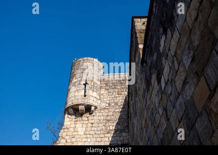 Il portone di Bootham Bar si affaccia su un cielo blu profondo. York, Regno Unito Foto Stock