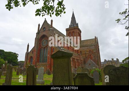 Kirkyard e l'esterno della cattedrale di San Magnus, Kirkwall, Orcadi, Scozia Foto Stock
