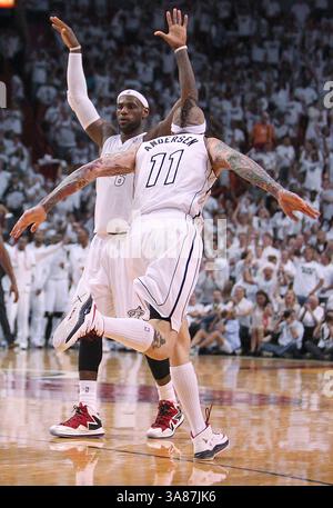 21 aprile 2013 - Miami, FL, USA - Chris Andersen dei Miami Heat durante gara 1 dei playoff contro i Milwaukee Bucks all'AmericanAirlines Arena di Miami, Florida, il 21 aprile 2013. Una dunk Andersen, e le successive celebrazioni per lo sbalzo delle braccia, hanno acceso la folla e contribuito a stabilire il tono per la serie dominata dagli Heat. (Immagine di credito: © David Santiago/MCT/ZUMAPRESS.com) Foto Stock