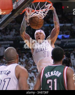 21 aprile 2013 - Miami, FL, USA - Chris Andersen dei Miami Heat durante gara 1 dei playoff contro i Milwaukee Bucks all'AmericanAirlines Arena di Miami, Florida, il 21 aprile 2013. Una dunk Andersen, e le successive celebrazioni per lo sbalzo delle braccia, hanno acceso la folla e contribuito a stabilire il tono per la serie dominata dagli Heat. (Immagine di credito: © David Santiago/MCT/ZUMAPRESS.com) Foto Stock