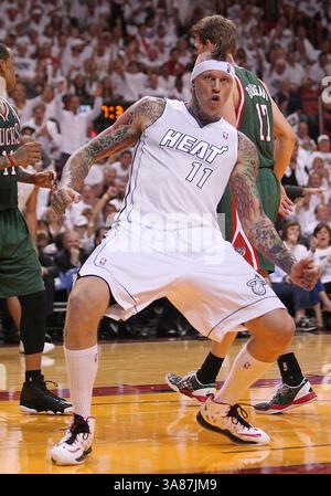 21 aprile 2013 - Miami, FL, USA - Chris Andersen dei Miami Heat durante gara 1 dei playoff contro i Milwaukee Bucks all'AmericanAirlines Arena di Miami, Florida, il 21 aprile 2013. Una dunk Andersen, e le successive celebrazioni per lo sbalzo delle braccia, hanno acceso la folla e contribuito a stabilire il tono per la serie dominata dagli Heat. (Immagine di credito: © David Santiago/MCT/ZUMAPRESS.com) Foto Stock