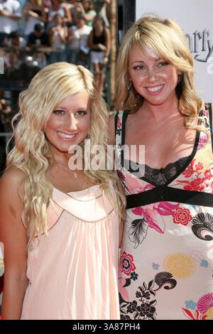 8 luglio 2007 - Hollywood, CALIFORNIA, Stati Uniti - 8 luglio 2007 - Hollywood, California - Ashley Tisdale e sorella Jennifer Tisdale. "Harry Potter e l'ordine della Fenice" a Los Angeles Premiere al Grauman's Chinese Theatre. Foto: Byron Purvis/AdMedia (immagine di credito: © Byron Purvis/AdMedia via ZUMA Wire) Foto Stock
