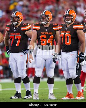 26 agosto 2017 - la guardia dei Cleveland Browns John Greco (77), la guardia dei Cleveland Browns JC Tretter (64) e l'offensive Guard dei Cleveland Browns Kevin Zeitler (70) nella partita tra i Cleveland Browns e i Tampa Bay Buccaneers al Raymond James Stadium di Tampa, Florida. Del Mecum/CSM(immagine di credito: &Copy; del Mecum/CSM tramite filo ZUMA) Foto Stock
