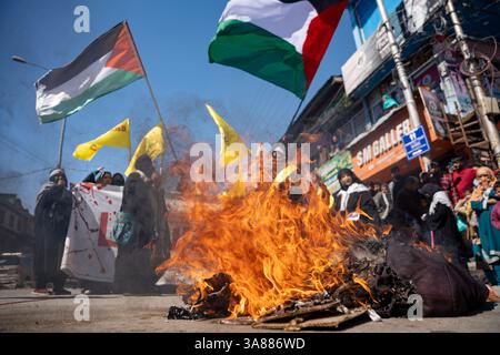 Le donne musulmane gridano slogan e ondeggiano bandiere palestinesi dopo aver bruciato le effigie del presidente americano Donald Trump e del primo ministro israeliano Benjamin Netanyahu durante una manifestazione in occasione del Quds Day. Migliaia di persone si sono radunate in Kashmir per esprimere solidarietà a Palestina, Libano e Yemen come parte della giornata di al-Quds. Il giorno al-Quds, un'iniziativa introdotta dal defunto leader rivoluzionario iraniano Ayatollah Ruhollah Khomeini, è osservata a livello globale nell'ultimo venerdì del mese santo del Ramadan per mostrare sostegno ai palestinesi e condannare Israele. Il 18 marzo, l'esercito israeliano lanciò una CA aerea a sorpresa Foto Stock