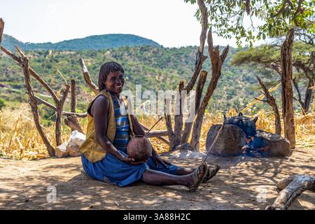 Etiopia, donna della tribù Bana nel suo villaggio. 20 febbraio 2024 Foto Stock