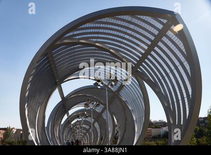 Il moderno Ponte Arganzuela di Madrid, Spagna, un'opera di architettura contemporanea che si estende lungo il fiume Manzanares, mescolando arte e funzionalità Foto Stock