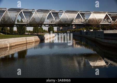 Il moderno Ponte Arganzuela di Madrid, Spagna, un'opera di architettura contemporanea che si estende lungo il fiume Manzanares, mescolando arte e funzionalità Foto Stock