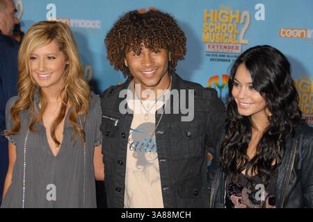 19 novembre 2007 - Hollywood, CA, Stati Uniti - 19 novembre 2007 - Hollywood, California - Ashley Tisdale, Corbin Bleu e Vanessa Anne Hudgens. "High School Musical 2" Los Angeles DVD Premiere all'El Capitan Theatre. Foto: Byron Purvis/AdMedia (immagine di credito: © Byron Purvis/AdMedia via ZUMA Wire) Foto Stock