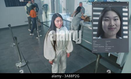 Controllo di sicurezza aeroportuale: Telecamera di sorveglianza con tecnologia di scansione ai Big Data. Coda di persone diverse che passano il riconoscimento facciale biometrico al controllo di frontiera dei passaporti per il volo d'imbarco. Foto Stock