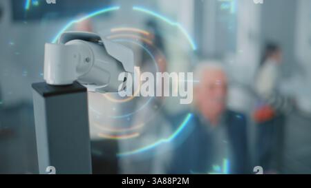 Checkpoint di sicurezza aeroportuale: Coda di persone diverse che passano il controllo di frontiera dei passaporti per il volo d'imbarco. Telecamera CCTV con effetti visivi 3D della tecnologia avanzata di scansione ai o dell'analisi dei big data. Foto Stock