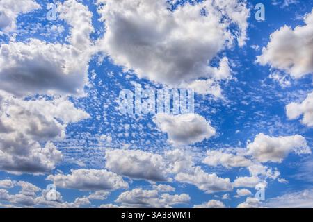 Cielo blu con cumulo e nuvole di cirrocumulo ad alta quota - sud-Touraine, Francia. Foto Stock