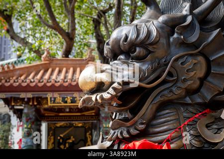 Hong Kong. Cina- 02.24.2025. Primo piano della testa di una statua cinese del drago in bronzo nel tempio Sik Sik Yuen Wong Tai sin. Foto Stock