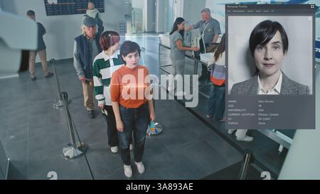 Checkpoint di sicurezza aeroportuale: Coda di diverse persone che passano il riconoscimento facciale biometrico al controllo passaporti di frontiera per il volo d'imbarco. Messa a fuoco rack su telecamera CCTV con tecnologia di scansione ai avanzata Foto Stock