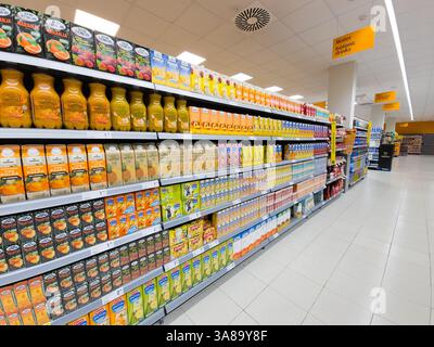 Roquetas de Mar, Almeria, Andalusia, Spagna 27 marzo 2025: Succhi di diverse marche sugli scaffali dei negozi. Foto Stock