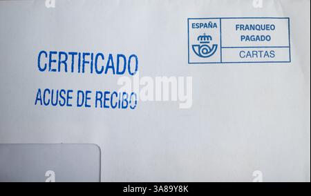 Roquetas de Mar, Almeria, Andalusia, Spagna 27 marzo 2025: Lettera ufficiale della posta spagnola. Foto Stock
