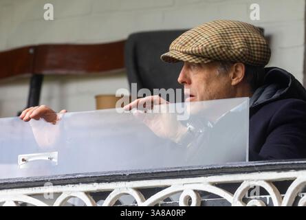 L'attore Hugh Grant, si trova nello stand del Cottage, noto anche come Johnny Haynes Stand, al Fulham FC. È un fan di Fulham Foto Stock