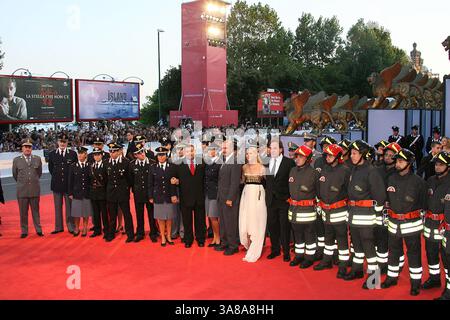 2 settembre 2006 - Venezia, Italia, Stati Uniti - 01 settembre 2006 - Lido, Italia - William Jimeno, John McLoughlin, Maria bello e Oliver Stone, direttore. La 63a premiere della Mostra Internazionale d'Arte cinematografica di Venezia 'World Trade Center' si è tenuta a Palazzo del Cinema. Credito fotografico: Zach Lipp/AdMedia (immagine di credito: © Zach Lipp/AdMedia via ZUMA Wire) Foto Stock