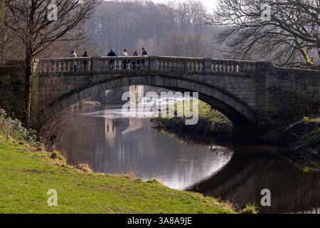 Il Pollock Country Park di Glasgow ospita il White Cart Water, un fiume che scorre attraverso il parco e offre un pittoresco sentiero lungo il fiume per passeggiate Foto Stock