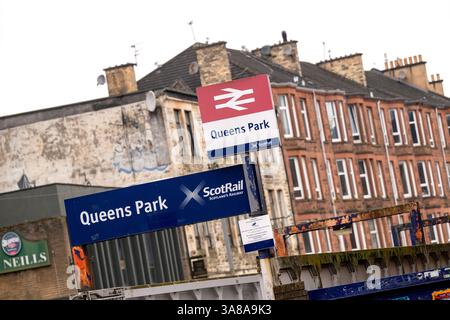 Stazione ferroviaria di Queens Park su Victoria Road, a Govanhill. Lato sud di Glasgow. Glasgow, Scozia, 2025 Foto Stock