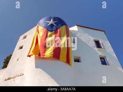 Bandiera dell'indipendenza catalana appesa sulla casa bianca a Cadaques, Spagna Foto Stock