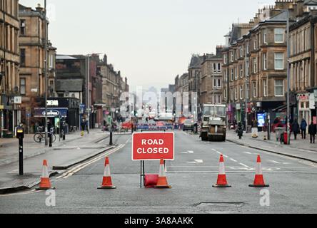 Cartello di chiusura della strada in cima a Victoria Road nella zona di Govanhill di Glasgow. Foto Stock