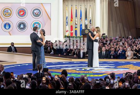 Il presidente Donald Trump e il vicepresidente JD Vance ballano con i loro coniugi durante il Commander in Chief Ball durante la 60a inaugurazione presidenziale a Washington, D.C., 20 gennaio 2025. La coppia ha ballato "The Battle Inno della Repubblica" prima di rivolgersi alla folla, principalmente frequentata dai membri del servizio e dai loro ospiti. (Foto DoD di Tech. Sergente Anthony Hetlage) Foto Stock