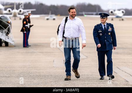 Il vicepresidente JD Vance lascia la Joint base Andrews, MD, con il Segretario alla difesa Pete Hegseth per valutare il controllo operativo del confine tra Stati Uniti e Messico a Laredo, Texas, 5 marzo 2025. (Foto del DoD del sottufficiale della Marina degli Stati Uniti Alexander C. Kubitza) Foto Stock