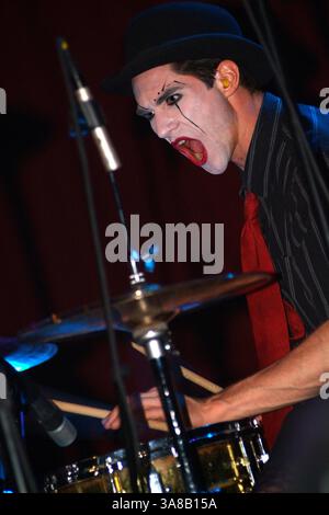 10 aprile 2005 - Cleveland, OHIO, Stati Uniti - 10 aprile 2005; Cleveland, OH, Stati Uniti; il batterista BRIAN VIGLIONE dei The DRESDEN DOLLS si esibisce durante una tappa del tour presso la House of Blues. Credito obbligatorio: Foto di Jason Nelson/AdMedia. (Â©) Copyright 2005 di Jason Nelson (immagine di credito: © Jason Nelson/AdMedia via ZUMA Wire) Foto Stock