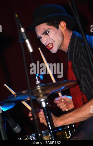 10 aprile 2005 - Cleveland, OHIO, Stati Uniti - 10 aprile 2005; Cleveland, OH, Stati Uniti; il batterista BRIAN VIGLIONE dei The DRESDEN DOLLS si esibisce durante una tappa del tour presso la House of Blues. Credito obbligatorio: Foto di Jason Nelson/AdMedia. (Â©) Copyright 2005 di Jason Nelson (immagine di credito: © Jason Nelson/AdMedia via ZUMA Wire) Foto Stock