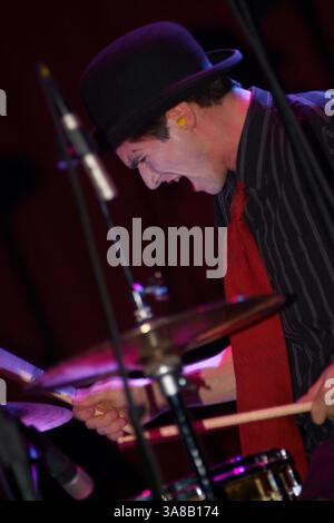 10 aprile 2005 - Cleveland, OHIO, Stati Uniti - 10 aprile 2005; Cleveland, OH, Stati Uniti; il batterista BRIAN VIGLIONE dei The DRESDEN DOLLS si esibisce durante una tappa del tour presso la House of Blues. Credito obbligatorio: Foto di Jason Nelson/AdMedia. (Â©) Copyright 2005 di Jason Nelson (immagine di credito: © Jason Nelson/AdMedia via ZUMA Wire) Foto Stock