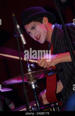 10 aprile 2005 - Cleveland, OHIO, Stati Uniti - 10 aprile 2005; Cleveland, OH, Stati Uniti; il batterista BRIAN VIGLIONE dei The DRESDEN DOLLS si esibisce durante una tappa del tour presso la House of Blues. Credito obbligatorio: Foto di Jason Nelson/AdMedia. (Â©) Copyright 2005 di Jason Nelson (immagine di credito: © Jason Nelson/AdMedia via ZUMA Wire) Foto Stock