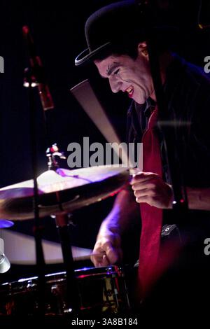 10 aprile 2005 - Cleveland, OHIO, Stati Uniti - 10 aprile 2005; Cleveland, OH, Stati Uniti; il batterista BRIAN VIGLIONE dei The DRESDEN DOLLS si esibisce durante una tappa del tour presso la House of Blues. Credito obbligatorio: Foto di Jason Nelson/AdMedia. (Â©) Copyright 2005 di Jason Nelson (immagine di credito: © Jason Nelson/AdMedia via ZUMA Wire) Foto Stock