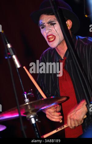 10 aprile 2005 - Cleveland, OHIO, Stati Uniti - 10 aprile 2005; Cleveland, OH, Stati Uniti; il batterista BRIAN VIGLIONE dei The DRESDEN DOLLS si esibisce durante una tappa del tour presso la House of Blues. Credito obbligatorio: Foto di Jason Nelson/AdMedia. (Â©) Copyright 2005 di Jason Nelson (immagine di credito: © Jason Nelson/AdMedia via ZUMA Wire) Foto Stock
