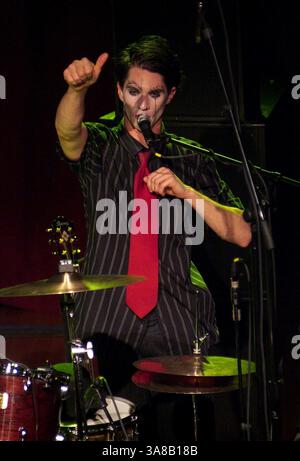 10 aprile 2005 - Cleveland, OHIO, Stati Uniti - 10 aprile 2005; Cleveland, OH, Stati Uniti; il batterista BRIAN VIGLIONE dei The DRESDEN DOLLS si esibisce durante una tappa del tour presso la House of Blues. Credito obbligatorio: Foto di Jason Nelson/AdMedia. (Â©) Copyright 2005 di Jason Nelson (immagine di credito: © Jason Nelson/AdMedia via ZUMA Wire) Foto Stock