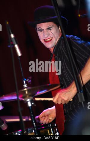 10 aprile 2005 - Cleveland, OHIO, Stati Uniti - 10 aprile 2005; Cleveland, OH, Stati Uniti; il batterista BRIAN VIGLIONE dei The DRESDEN DOLLS si esibisce durante una tappa del tour presso la House of Blues. Credito obbligatorio: Foto di Jason Nelson/AdMedia. (Â©) Copyright 2005 di Jason Nelson (immagine di credito: © Jason Nelson/AdMedia via ZUMA Wire) Foto Stock