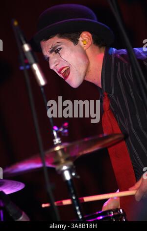 10 aprile 2005 - Cleveland, OHIO, Stati Uniti - 10 aprile 2005; Cleveland, OH, Stati Uniti; il batterista BRIAN VIGLIONE dei The DRESDEN DOLLS si esibisce durante una tappa del tour presso la House of Blues. Credito obbligatorio: Foto di Jason Nelson/AdMedia. (Â©) Copyright 2005 di Jason Nelson (immagine di credito: © Jason Nelson/AdMedia via ZUMA Wire) Foto Stock