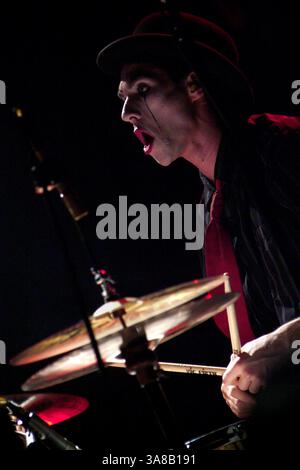 10 aprile 2005 - Cleveland, OHIO, Stati Uniti - 10 aprile 2005; Cleveland, OH, Stati Uniti; il batterista BRIAN VIGLIONE dei The DRESDEN DOLLS si esibisce durante una tappa del tour presso la House of Blues. Credito obbligatorio: Foto di Jason Nelson/AdMedia. (Â©) Copyright 2005 di Jason Nelson (immagine di credito: © Jason Nelson/AdMedia via ZUMA Wire) Foto Stock