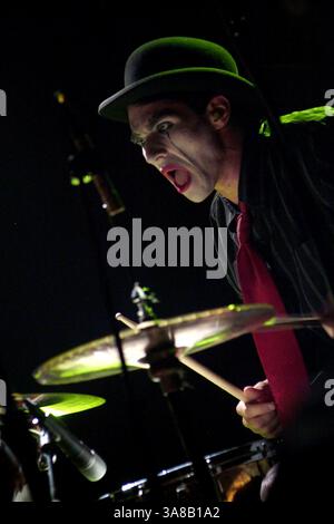 10 aprile 2005 - Cleveland, OHIO, Stati Uniti - 10 aprile 2005; Cleveland, OH, Stati Uniti; il batterista BRIAN VIGLIONE dei The DRESDEN DOLLS si esibisce durante una tappa del tour presso la House of Blues. Credito obbligatorio: Foto di Jason Nelson/AdMedia. (Â©) Copyright 2005 di Jason Nelson (immagine di credito: © Jason Nelson/AdMedia via ZUMA Wire) Foto Stock